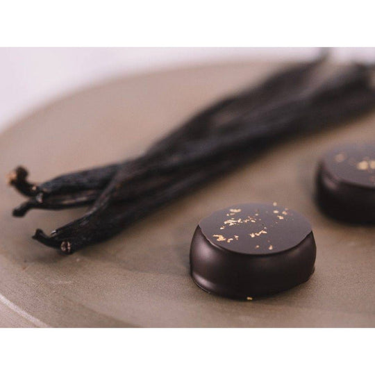 Mörk chokladpralin med gyllene flingor, Callebaut 2815