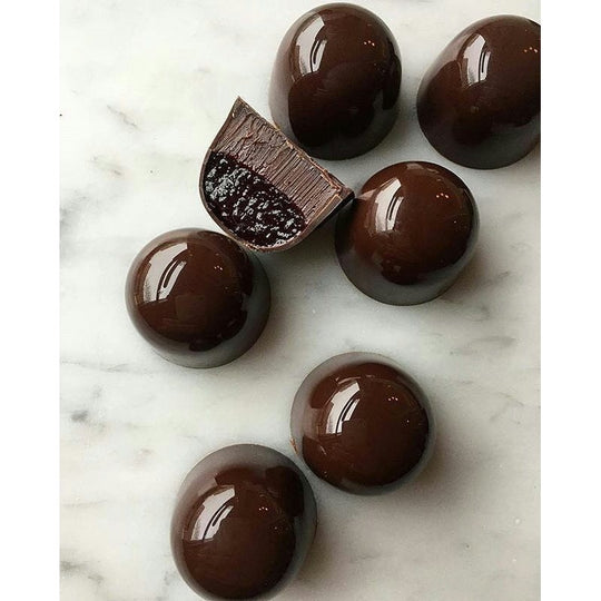 Callebaut 811 mörk chokladpralin med fruktig fyllning och tjock chokladschall