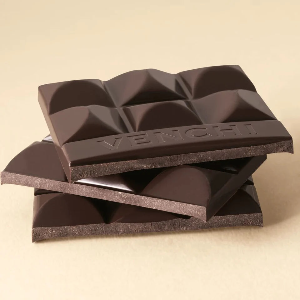 Venchi 85% mörk chokladkaka med blank yta och inpräglat VENCHI-logotyp