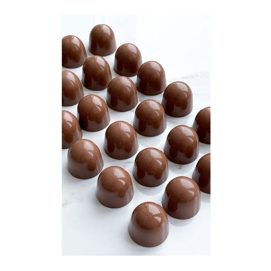 Callebaut 823 mjölkchokladpraliner med vertikala ränder på marmor