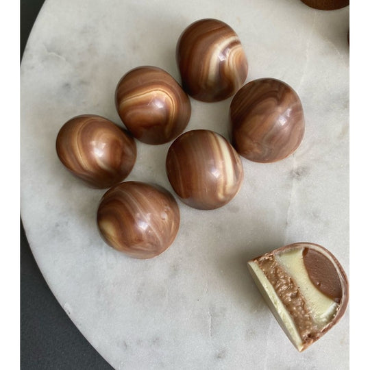 Marmorerade Callebaut chokladpraliner med kräm- och ganachefyllning