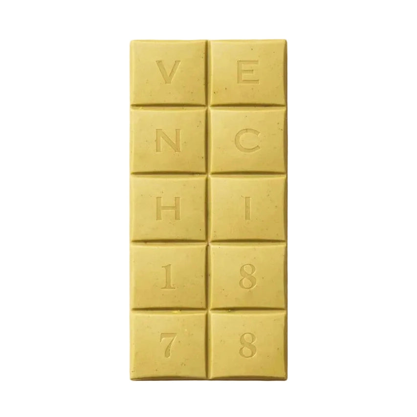 Närbild på Venchi 1878 vitt chokladblock med krispiga pistaschnötter