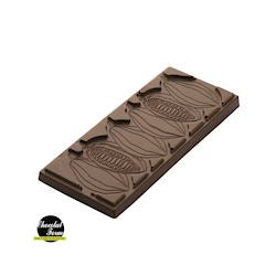 Mörk chokladkaka med kakaobönemotiv i rektangulär form