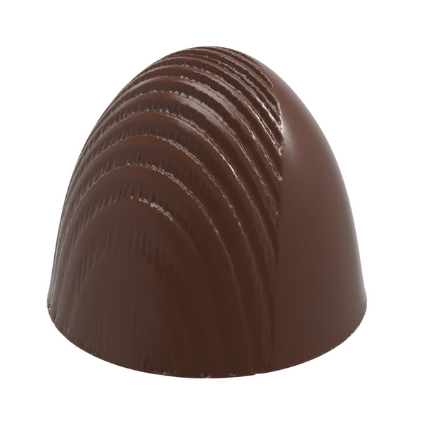 Glansig mörkchokladpralin med rund form och platt botten, dekorerad med horisontella vågformade rader