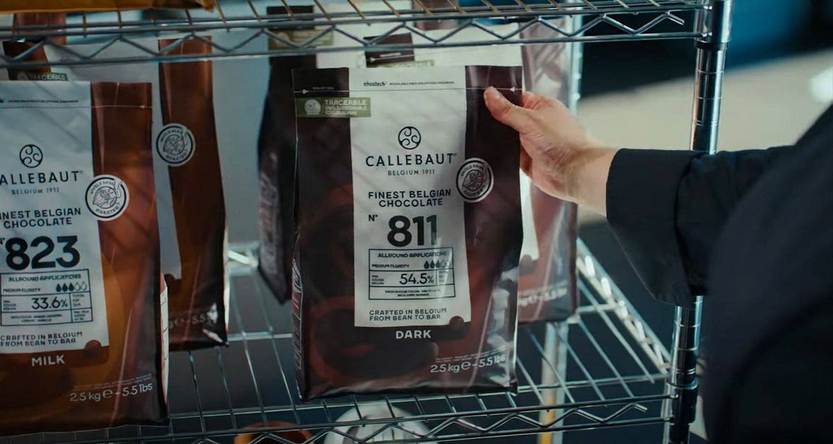 Callebaut 811 med droppsymbolen för fluiditet på förpackningen
