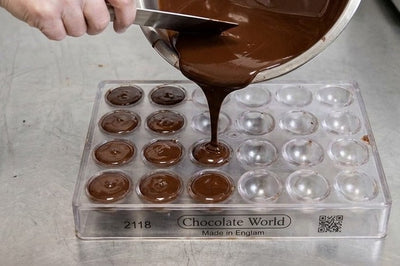 Formen fylls med tempererad choklad