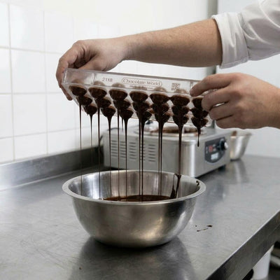 Överflödig choklad hälls ur formen