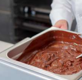 Chokladen rörs om
