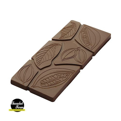 Färdig chokladkaka med kakaobönemotiv och segmenterad design