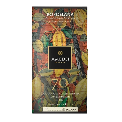 Chokladshopen Amedei Porcelana 70% mörk chokladkaka med illustrerat motiv av kakaofrukter på förpackningen.