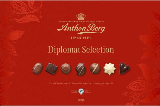 Chokladshopen Anthon Berg Diplomat chokladask med 1000g lyxiga praliner i en elegant röd presentförpackning.