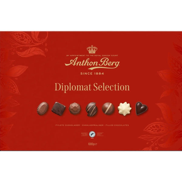 Chokladshopen Anthon Berg Diplomat chokladask med 1000g lyxiga praliner i en elegant röd presentförpackning.
