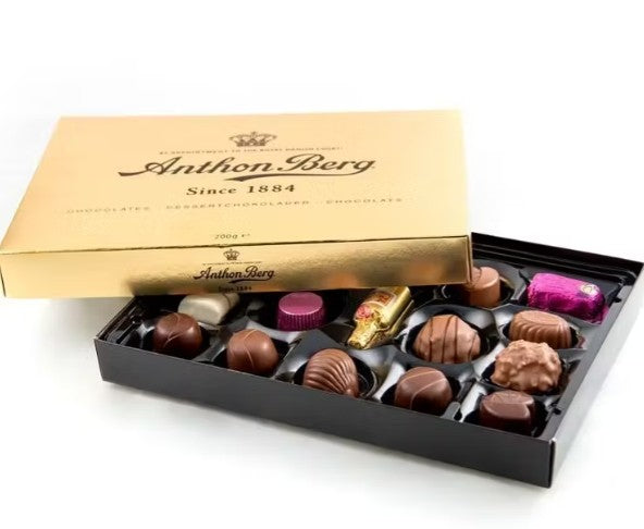 Chokladshopen Anthon Berg Guld Ask med ett urval av exklusiva chokladpraliner i en elegant guldfärgad presentask