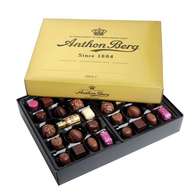 Chokladshopen Anthon Berg Guldask med ett urval av lyxiga chokladpraliner i en elegant guldfärgad presentförpackning.