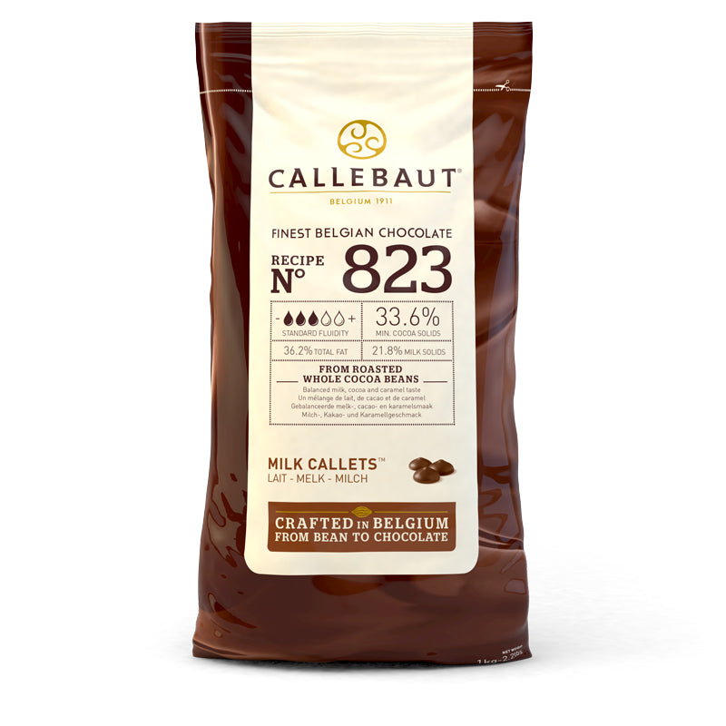 Chokladshopen Callebaut 823 mjölkchoklad i 1kg påse med belgiska chokladknappar för bakning och pralintillverkning.