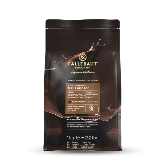 Chokladshopen Callebaut Fleur de Cao mörk choklad 70% i 1kg påse med stänkande chokladmotiv.