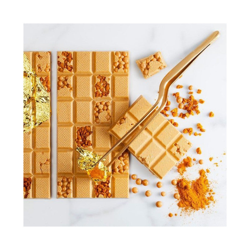 Chokladshopen Callebaut Gold karamelliserad vit choklad i form av chokladkaka dekorerad med bladguld och chokladpellets