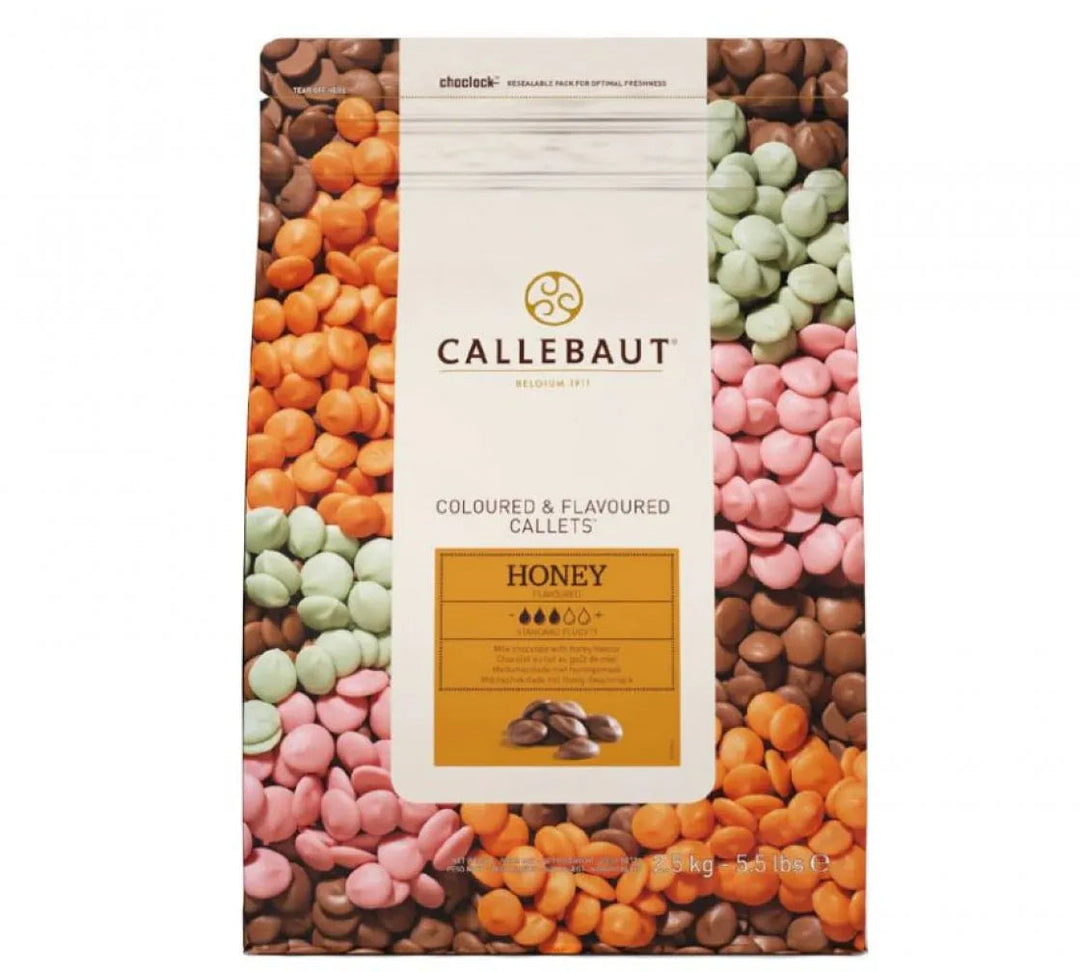 Chokladshopen Callebaut Honey mjölkchoklad i 2,5 kg förpackning med färgade och smaksatta chokladpellets.