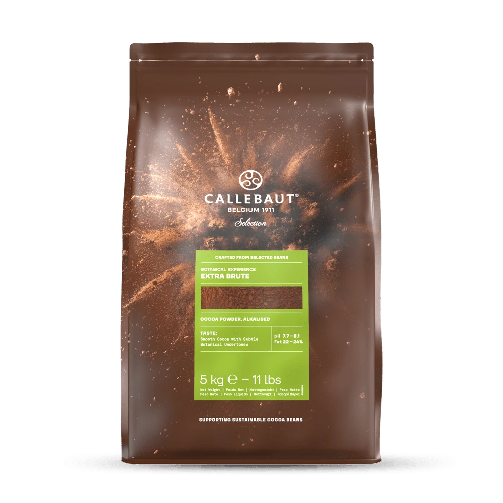 Chokladshopen Callebaut Extra Brute kakaopulver i 5 kg förpackning med intensiv mörkröd färg och hög fetthalt.