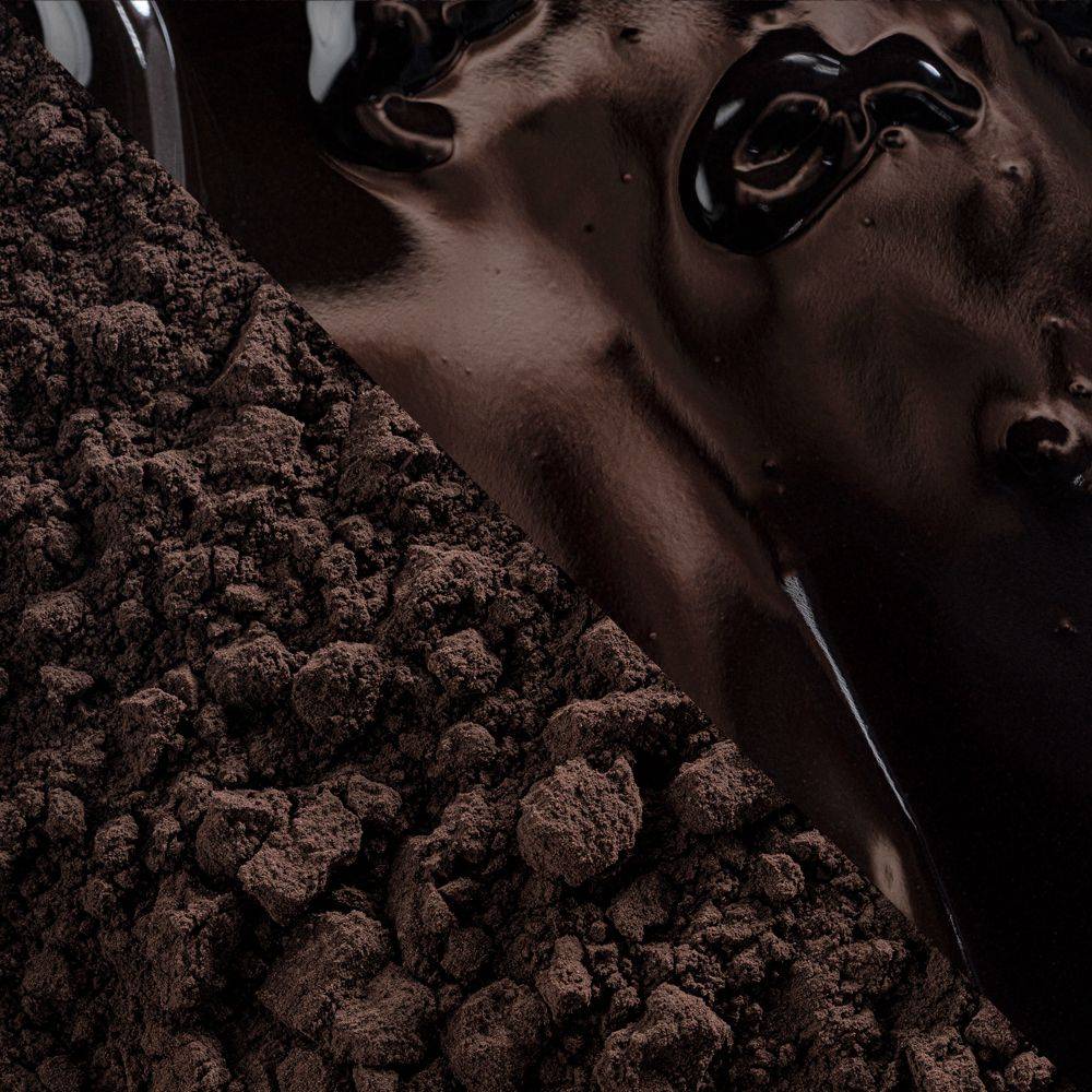 Chokladshopen Callebaut Noir Intense kakaopulver med en kontrast mellan torrt svart pulver och blank mörk chokladsås.