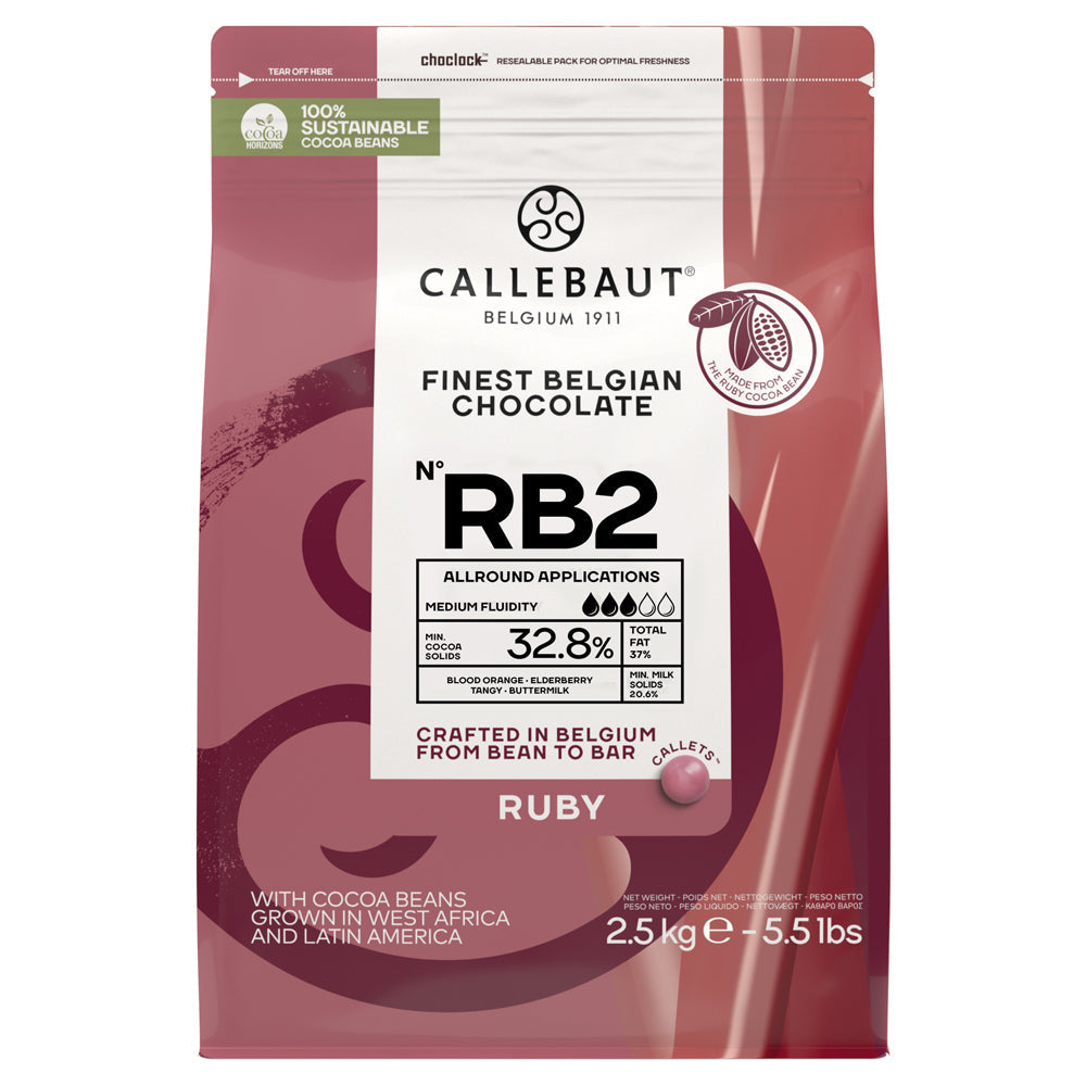 Chokladshopen Callebaut RB2 Ruby choklad i 2,5 kg påse med rosa chokladknappar för bakning och desserter.