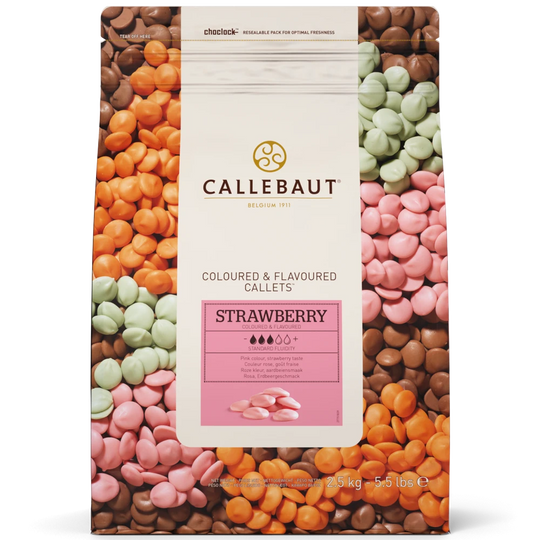 Chokladshopen Callebaut Strawberry chokladknappar i 2,5 kg påse med rosa jordgubbssmak och färgglada chokladpellets.