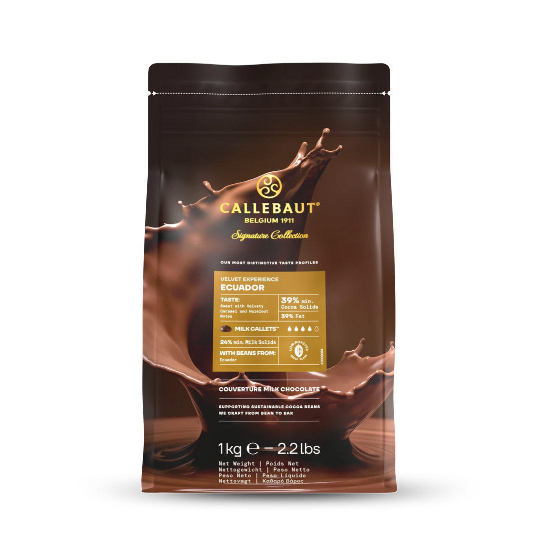 Chokladshopen Callebaut Velvet Ecuador 39% mjölkchoklad i 1kg påse med stänkande chokladmotiv.