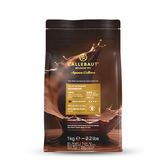 Chokladshopen Callebaut Velvet Ecuador 39% mjölkchoklad i 1kg påse med stänkande chokladmotiv.