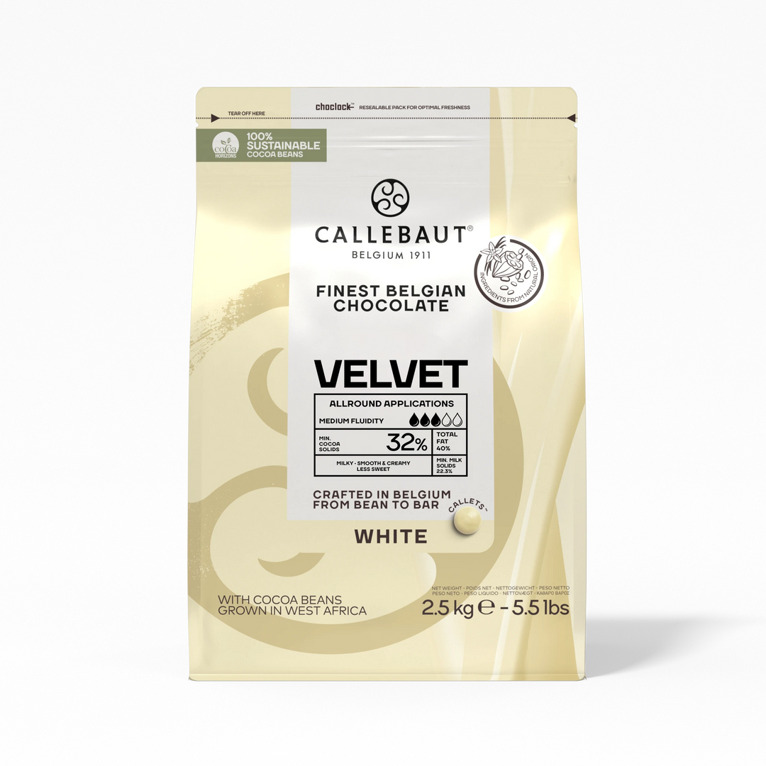 Chokladshopen Callebaut Velvet vit choklad 32% i 2,5 kg förpackning med professionella chokladpellets för bakning.