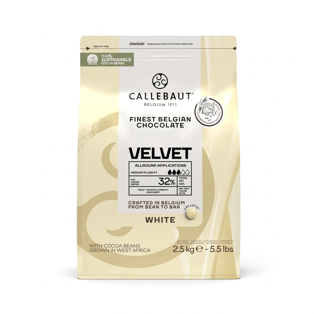 Chokladshopen Callebaut Velvet vit choklad 32% i 2,5kg förpackning med chokladknappar för bakning och temperering.