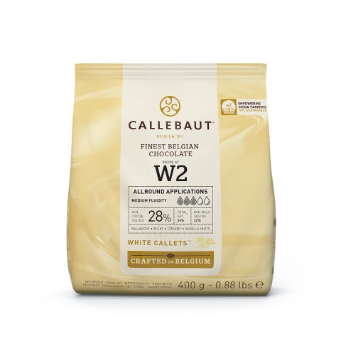 Chokladshopen Callebaut W2 vit chokladcouvertyr 28% i 400g påse, perfekt för bakning och pralintillverkning.