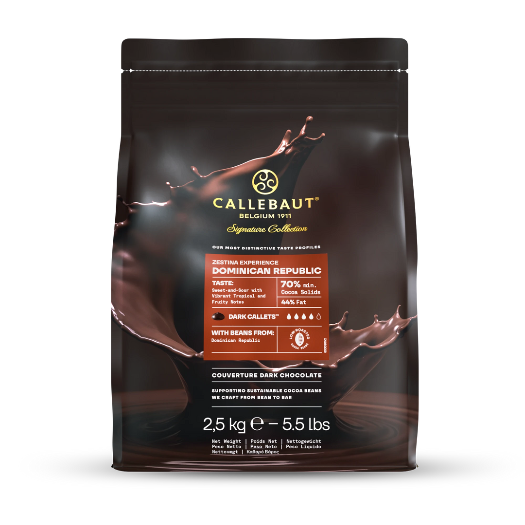Chokladshopen Callebaut Zestina Dominican Republic 70% mörk choklad i 2,5 kg förpackning med stänk av flytande choklad.