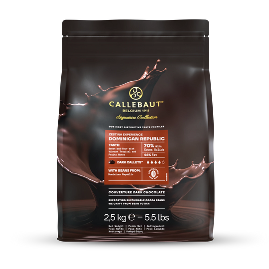 Chokladshopen Callebaut Zestina Dominican Republic 70% mörk choklad i 2,5 kg förpackning med stänk av flytande choklad.