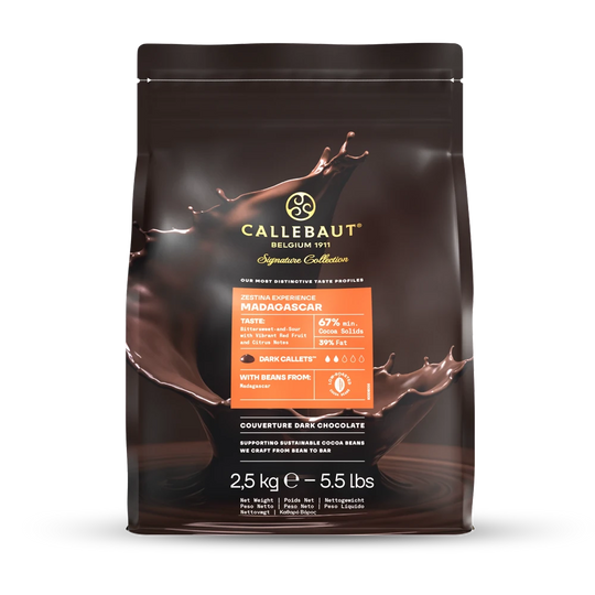 Callebaut Zestina Madagascar 67% mörk choklad i 2,5 kg påse från Chokladshopen med stänk av smält choklad.