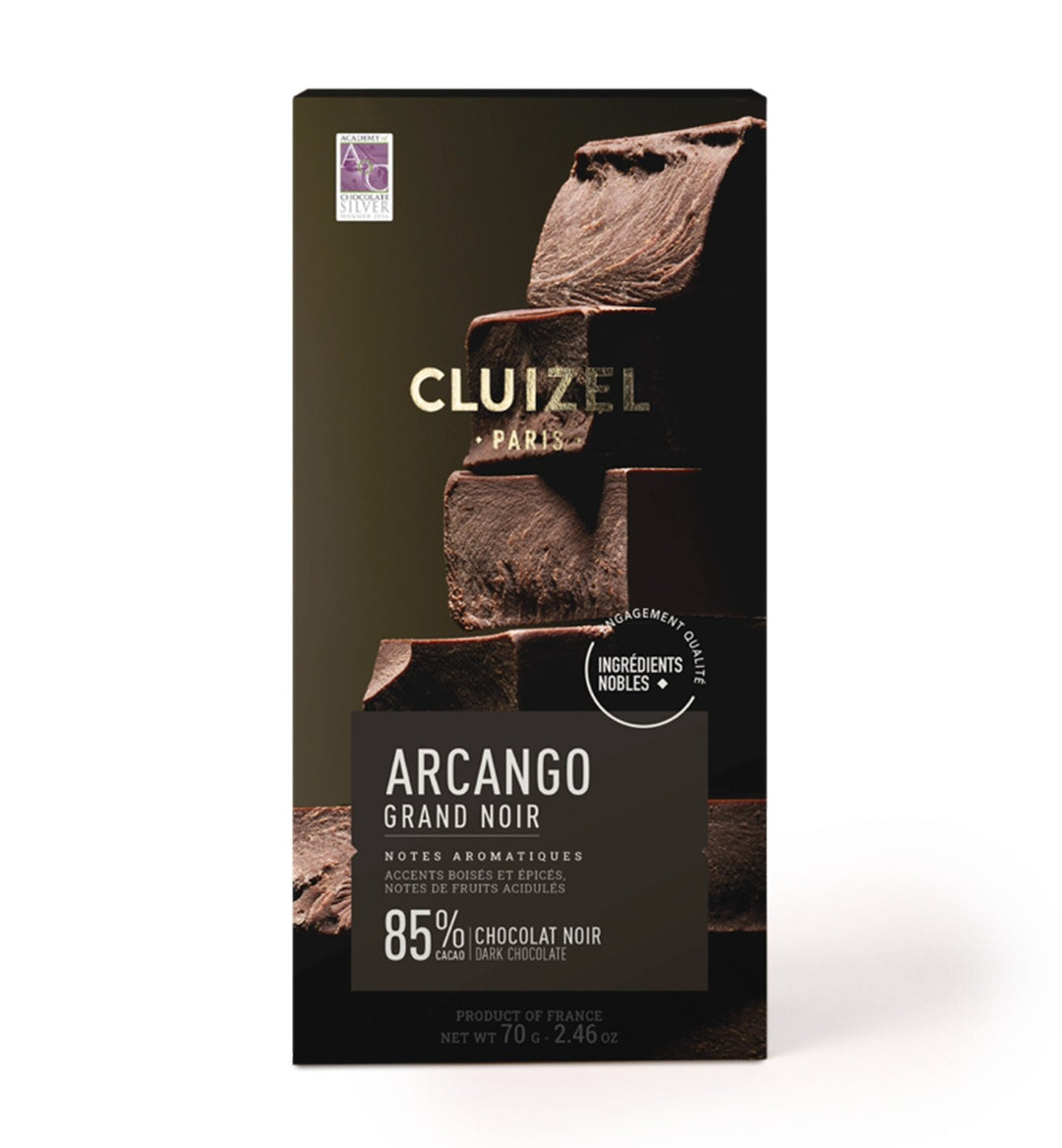 Chokladshopen Cluizel Grand Noir 85% mörk chokladkaka med toner av rostad kastanj och kaffe i elegant förpackning.