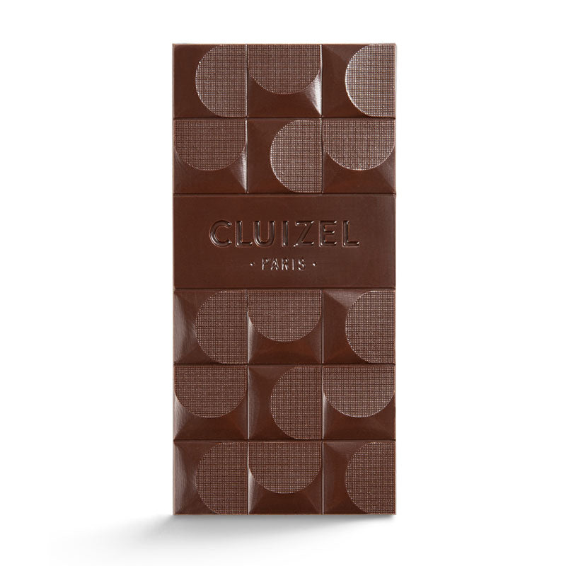 Chokladshopen Cluizel Noir Infini 99% mörk chokladkaka med geometriskt mönster och präglad logotyp