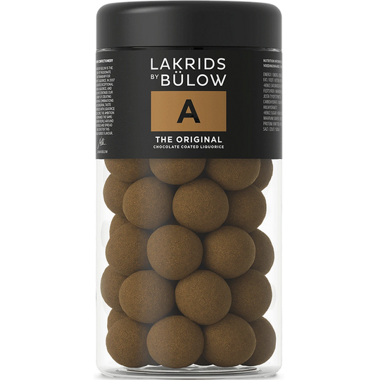 Chokladshopen Lakrids By Bülow A The Original, chokladöverdragen lakrits i en genomskinlig burk med svart lock.
