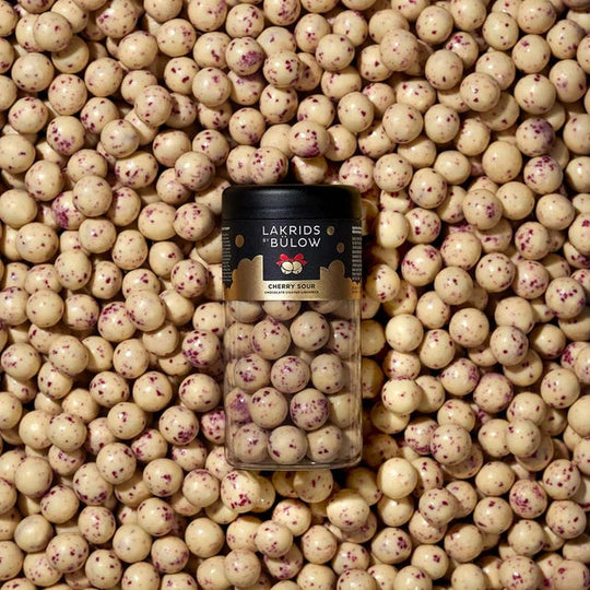Chokladshopen Lakrids By Bülow Cherry Sour lakritskulor täckta med vit choklad och körsbärsgranulat i burk