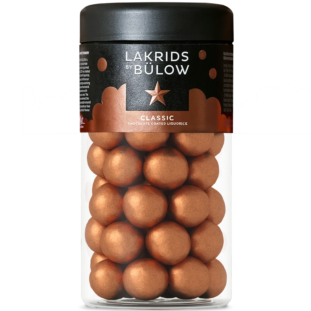 Chokladshopen Lakrids By Bülow Classic, chokladöverdragen sötlakrits med havssalt i en genomskinlig burk.