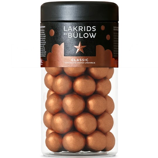 Chokladshopen Lakrids By Bülow Classic, chokladöverdragen sötlakrits med havssalt i en genomskinlig burk.