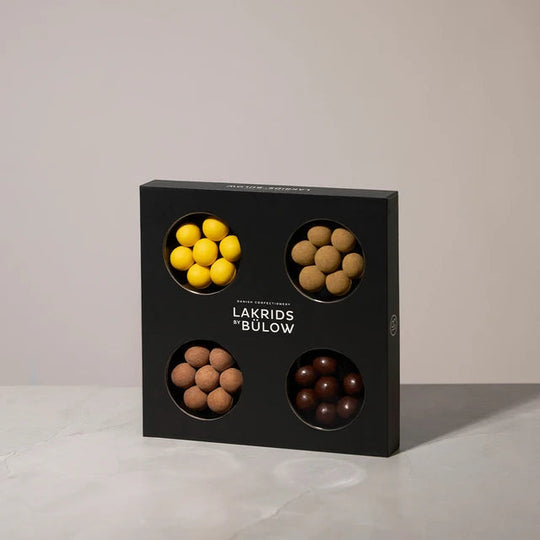 Chokladshopen Lakrids By Bülow Small Selection presentask med fyra sorters chokladöverdragen lakrits i svart förpackning