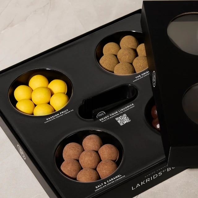 Chokladshopen Lakrids By Bülow presentask med chokladöverdragen lakrits i smakerna Passion Fruit, Salt & Caramel och A