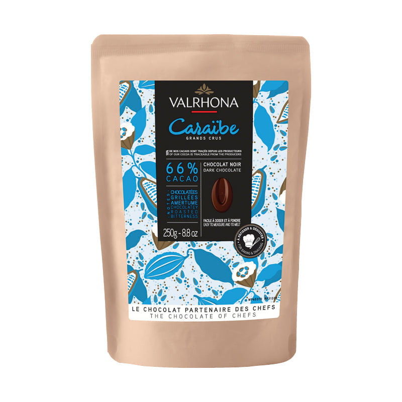 Chokladshopen Valrhona Caraïbe 66% mörk choklad i 250g påse med blått mönster för bakning och pralintillverkning