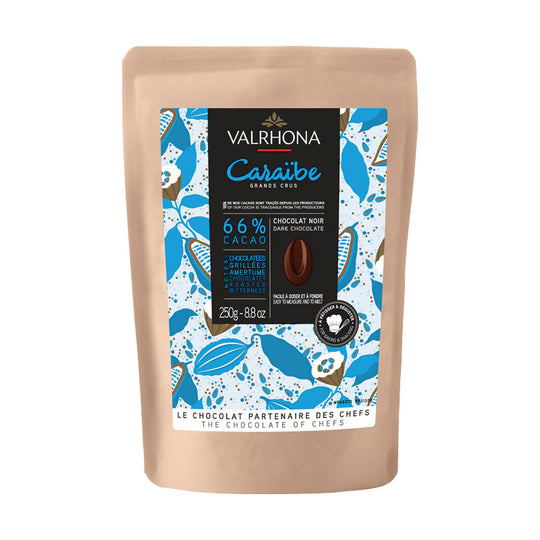 Chokladshopen Valrhona Caraïbe 66% mörk choklad i 250g påse med blått mönster för bakning och pralintillverkning