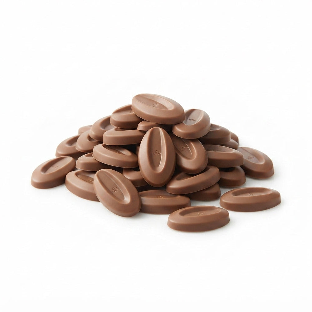 Chokladshopen Valrhona Caramelia mjölkchokladknappar med krämig kolasmak och 35% kakaohalt i en hög på vit bakgrund.