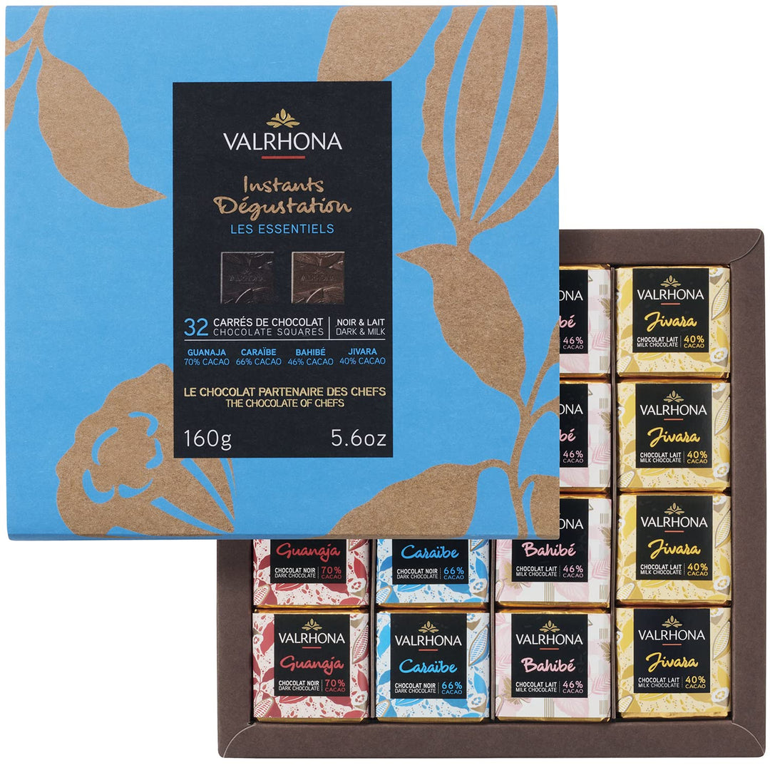 Chokladshopen Valrhona Degustation chokladask med 32 carréer i fyra olika smaker av mörk och mjölkchoklad.