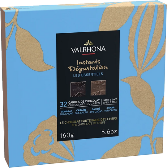 Chokladshopen Valrhona Degustation Grands Crus chokladask med 32 carréer i ljusblå förpackning med guldmönster