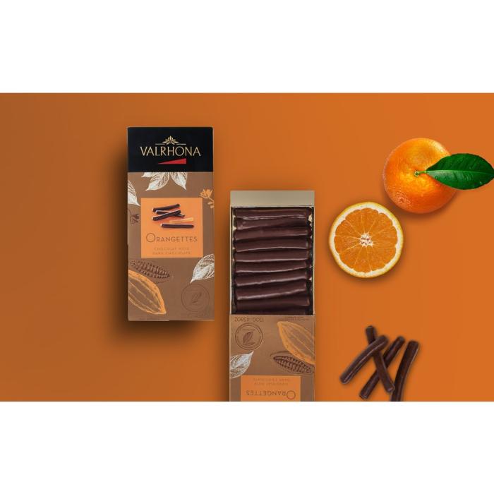 Chokladshopen Valrhona chokladöverdragna kanderade apelsinskal i presentförpackning med färska apelsiner