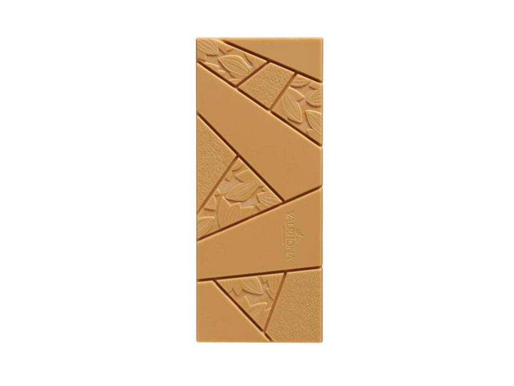 Chokladshopen Valrhona Dulcey 35% chokladkaka med smak av smörkola och en dekorativ mönstrad yta.
