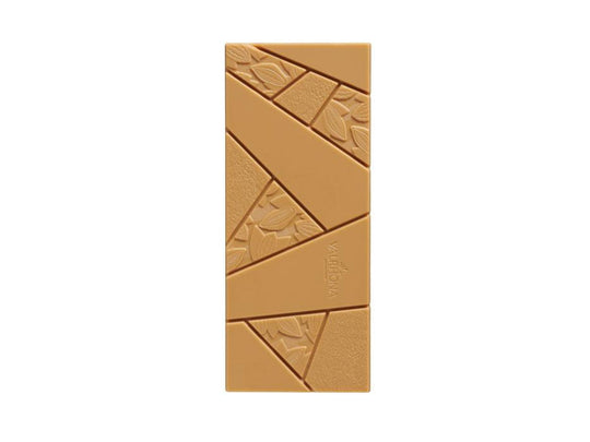 Chokladshopen Valrhona Dulcey 35% chokladkaka med smak av smörkola och en dekorativ mönstrad yta.